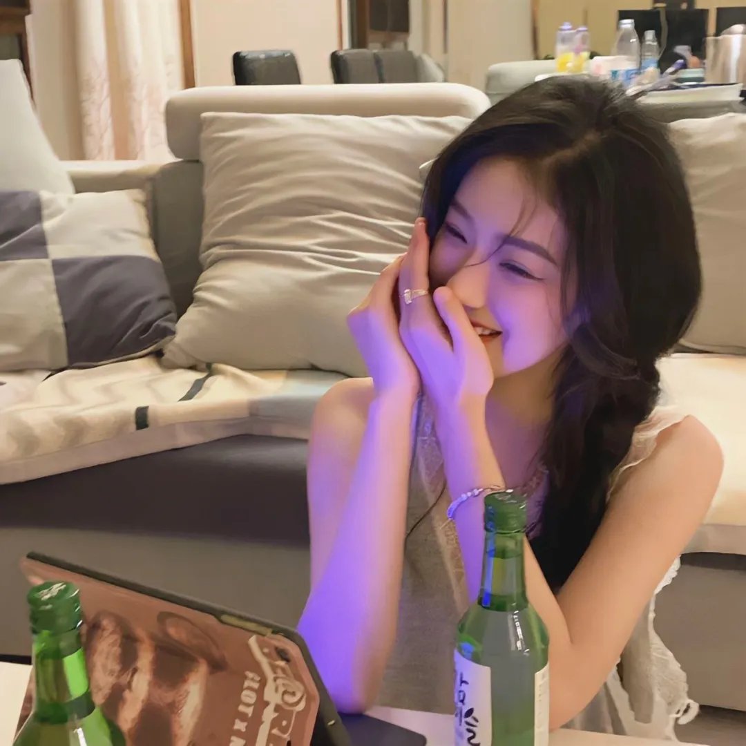 她从灰烬中走来